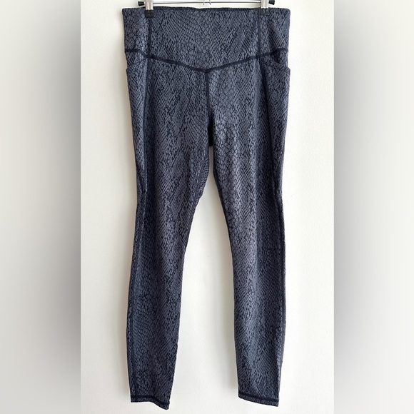 All In Motion Women's Snake Print Jacquard Leggings, Dark Grey, Size Medium - Picture 5 of 16